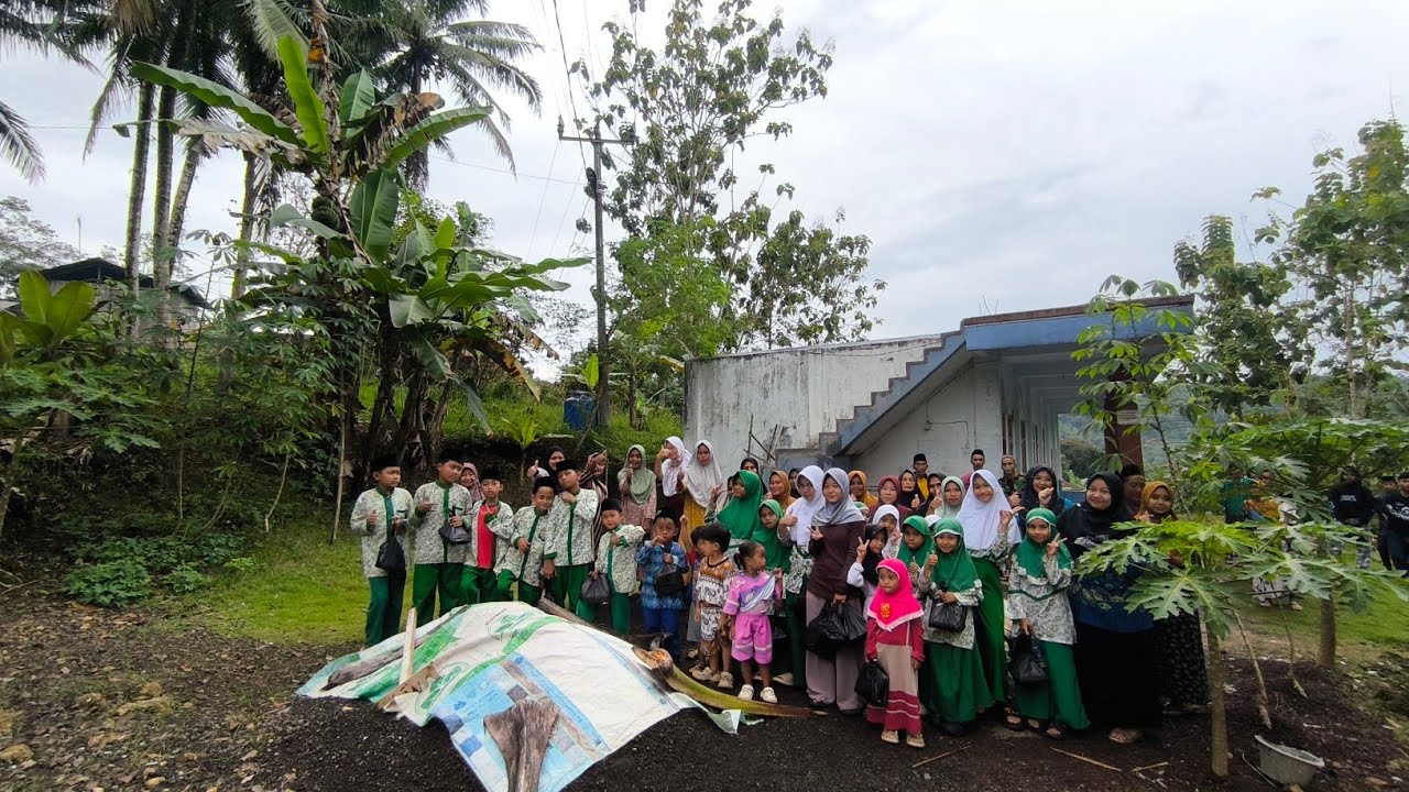 HARI KE LIMA BELAS DI BULAN RAMADHAN.BAGI KAN NASI DIKAMPUNG UJUNG DEKAT KUBURAN