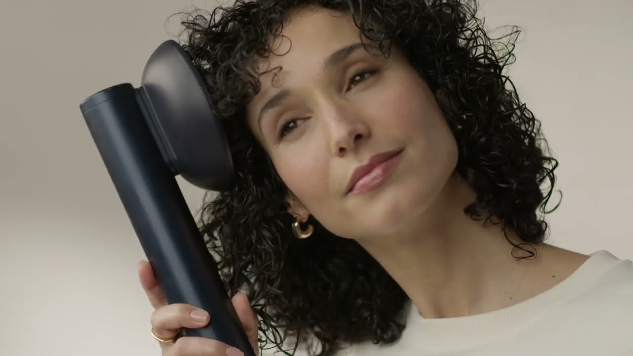 Customise your styling experience with the new Air Wand diffuser attachment.