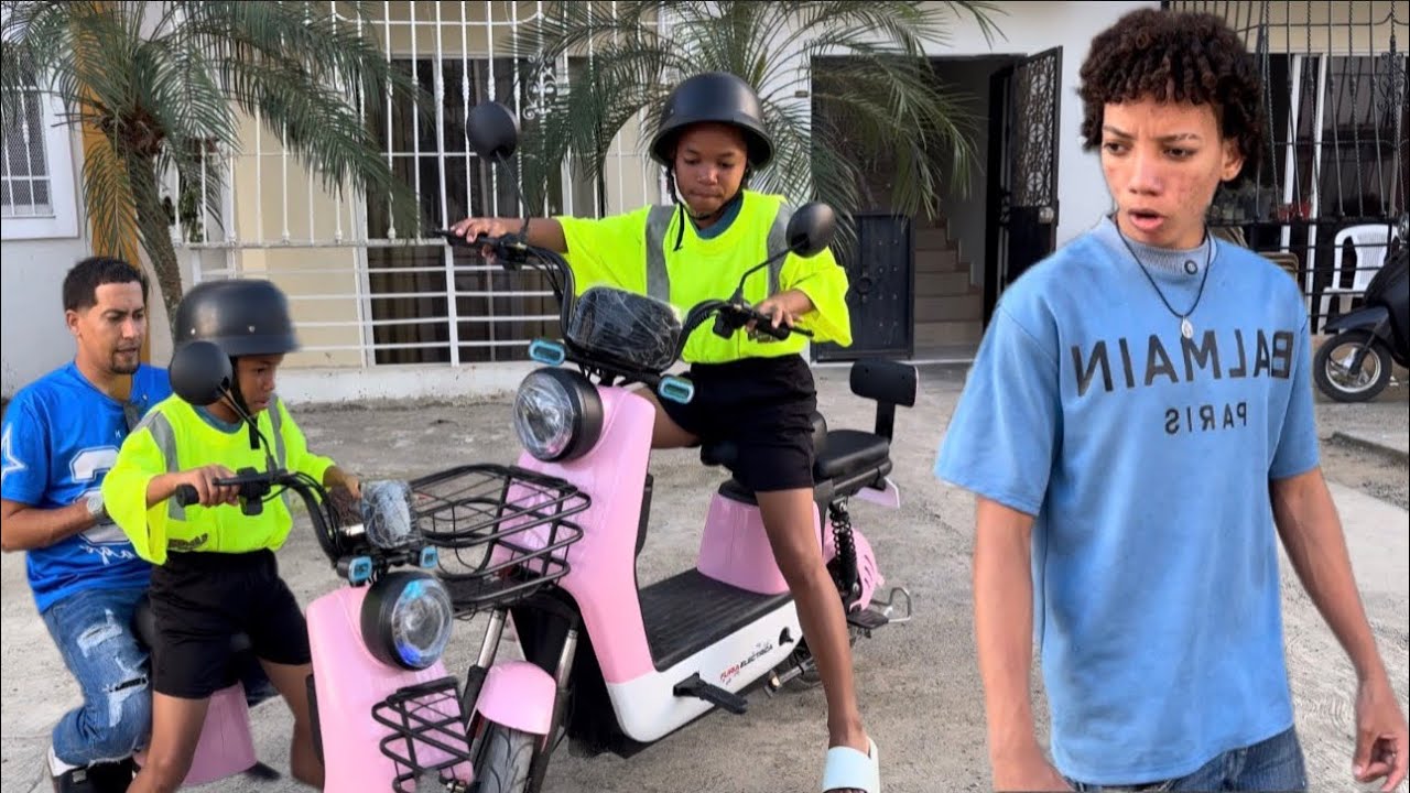 EL NIÑO MOTOCONCHO EN MI PATINETA ROSADA