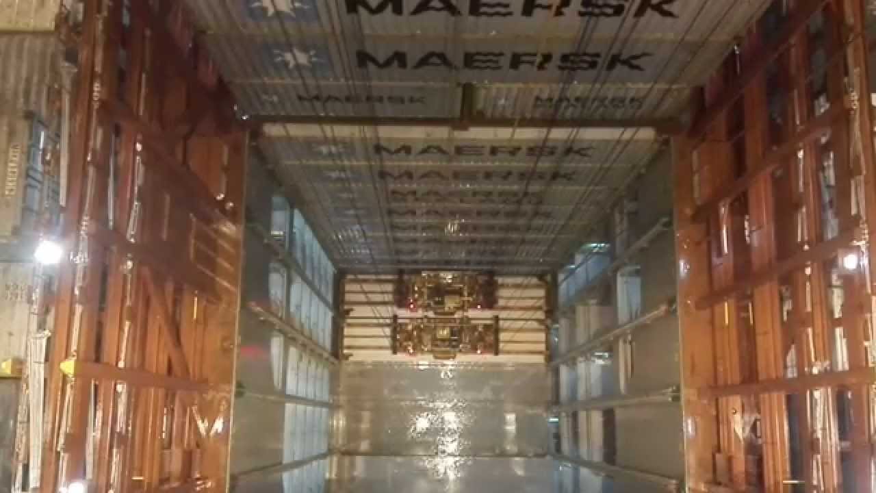 Double spreader discharge containers