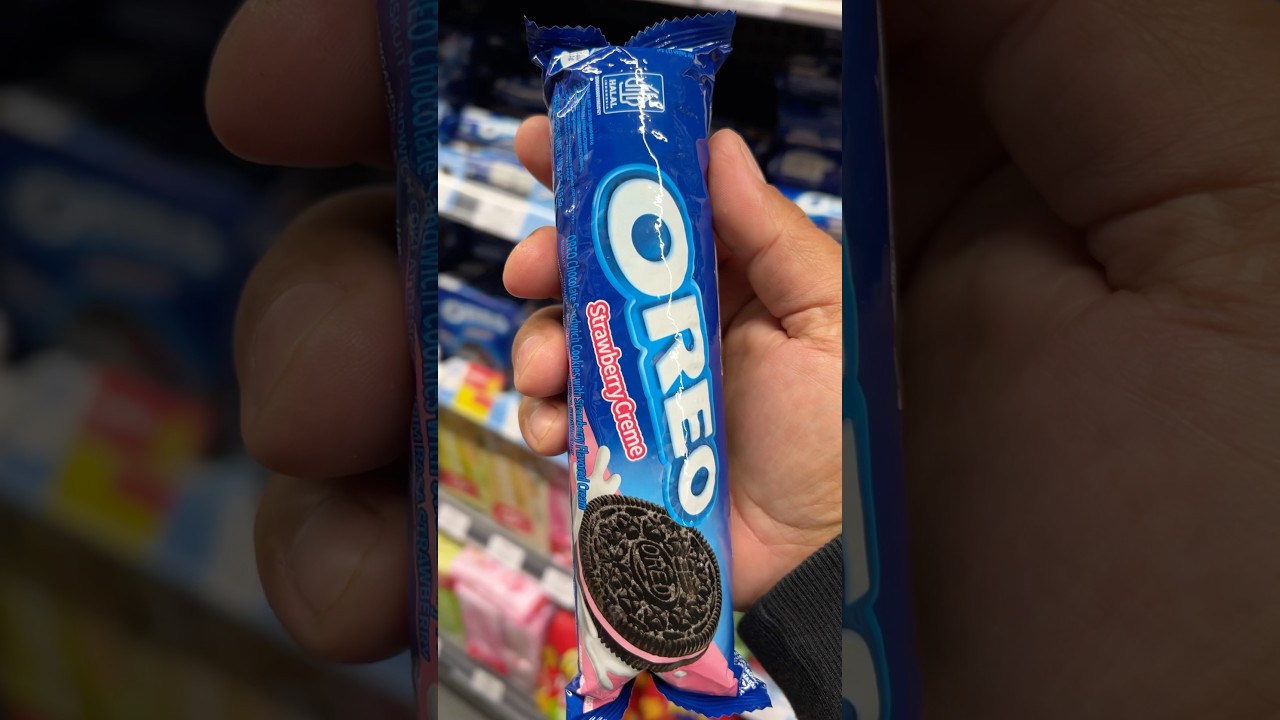 New Oreo Strawberry Cream #shorts #food #biscuit #oreo #eating #asmr #new #cake #strawberry #cookies