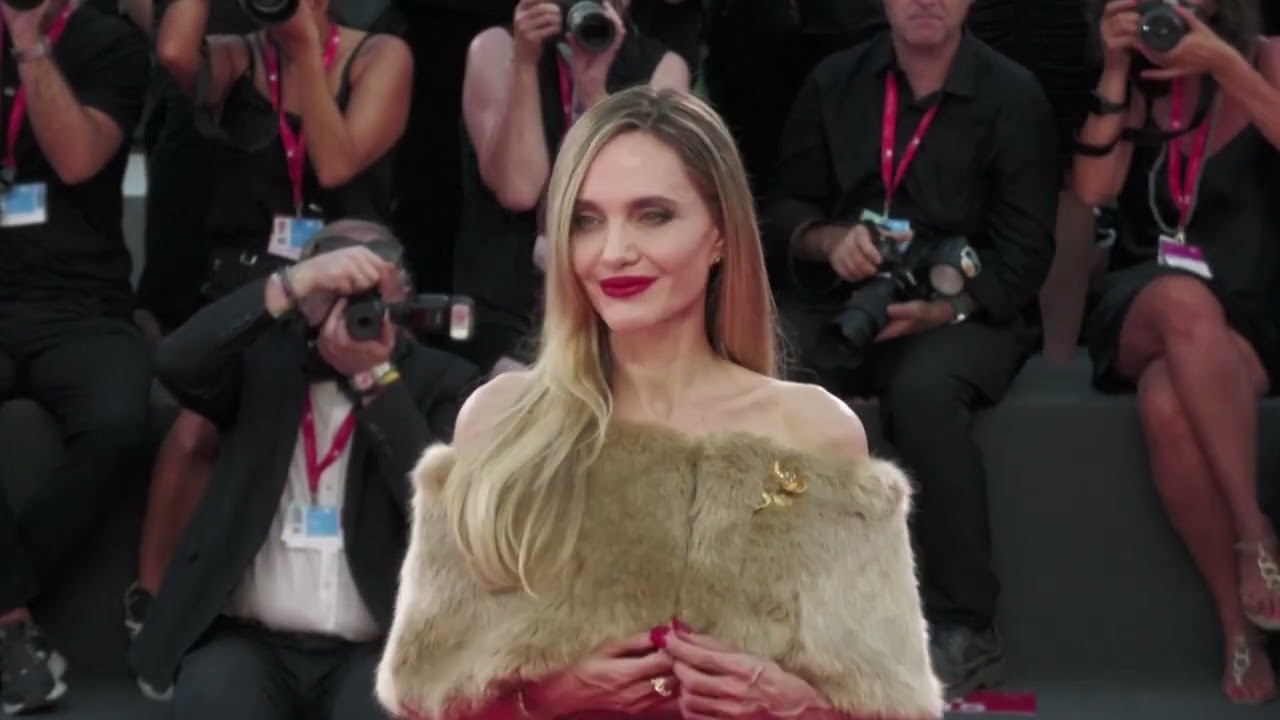 Festival di Venezia: Angelina Jolie sfila sul red carpet