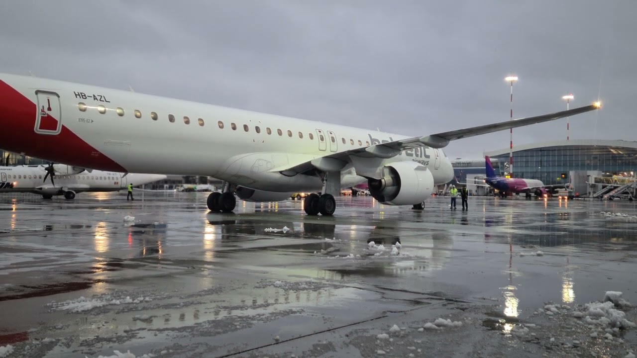 AIRCRAFT Embraer E195-E2 start the two Pratt and Whitney engines
