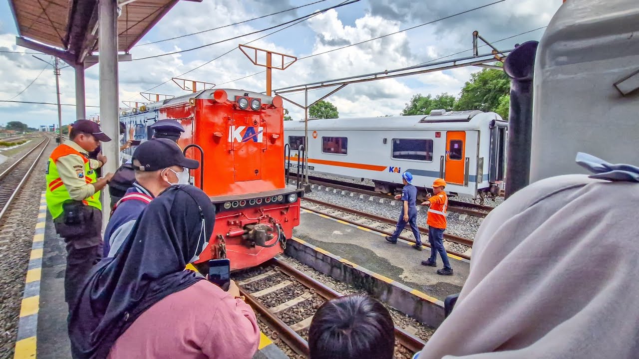 PROSES PENYAMBUNGAN LOKOMOTIF DIKAWAL BANYAK PETUGAS!! Proses Langsir KA Penataran di Kertosono #2