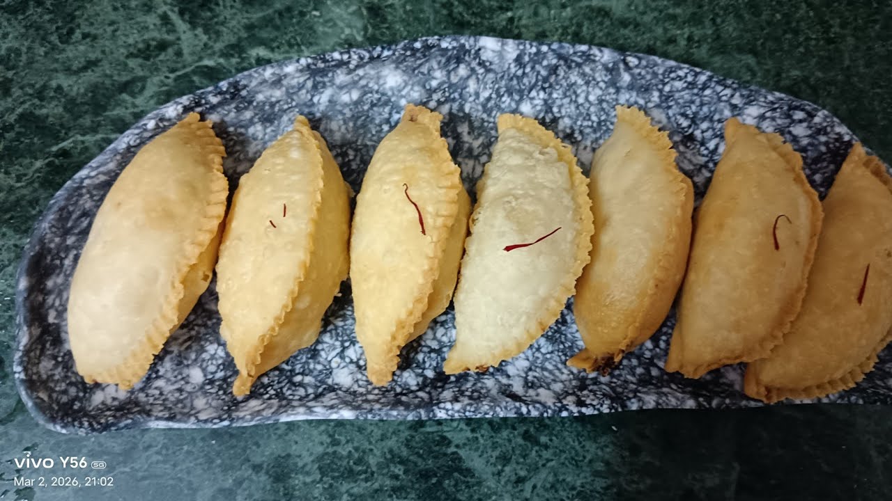 इस तरह से बनाओगे तो एक भी नहीं फटेगी #holispecial #gujhiyarecipe #sweetrecipe 
