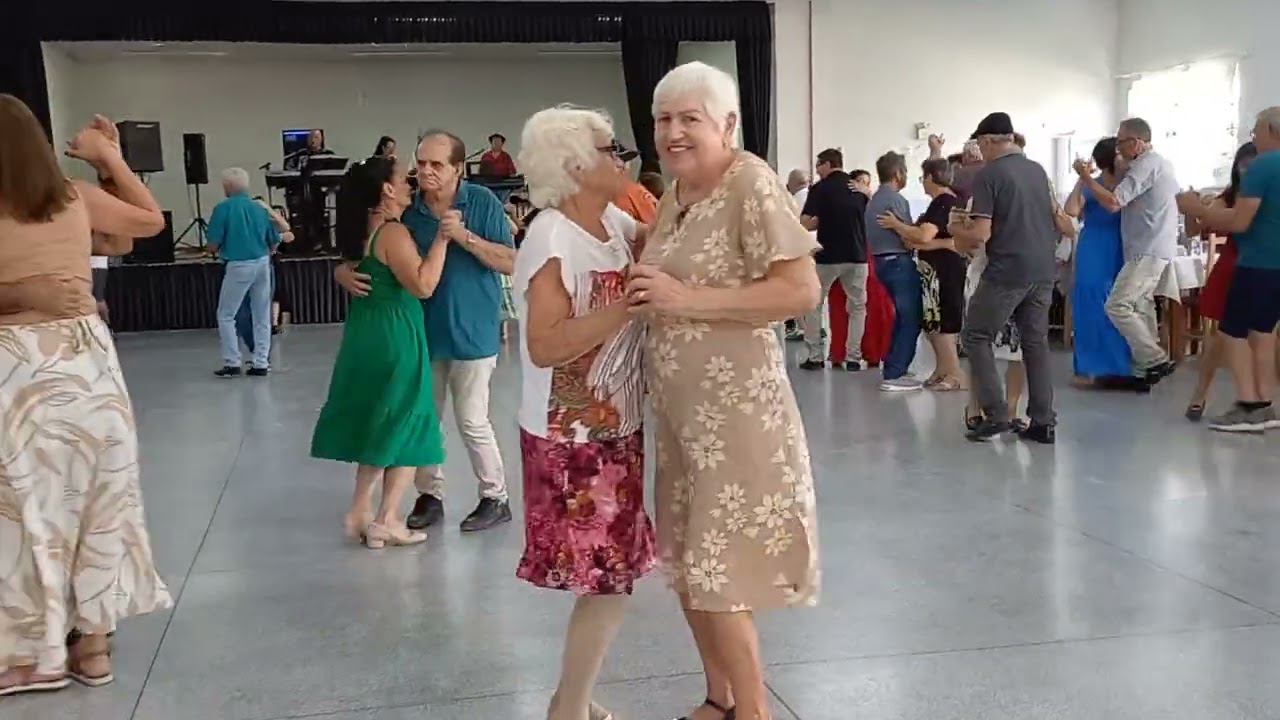 Retorno das dançantes em Laurentino no clube Alegria do Idoso com Banda Sol Nascente 