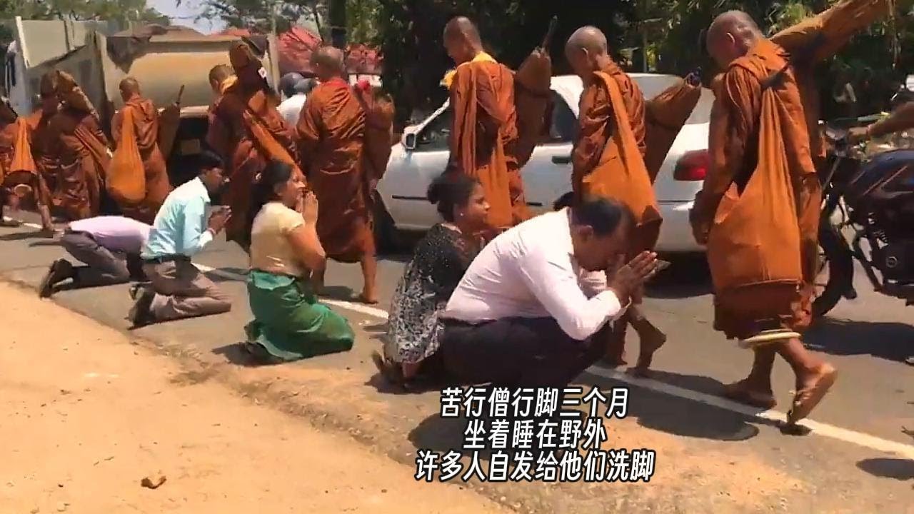 苦行僧行脚三个月，坐着睡在野外After three months of barefoot pilgrimage, ascetic monks sleep sitting outdoors
