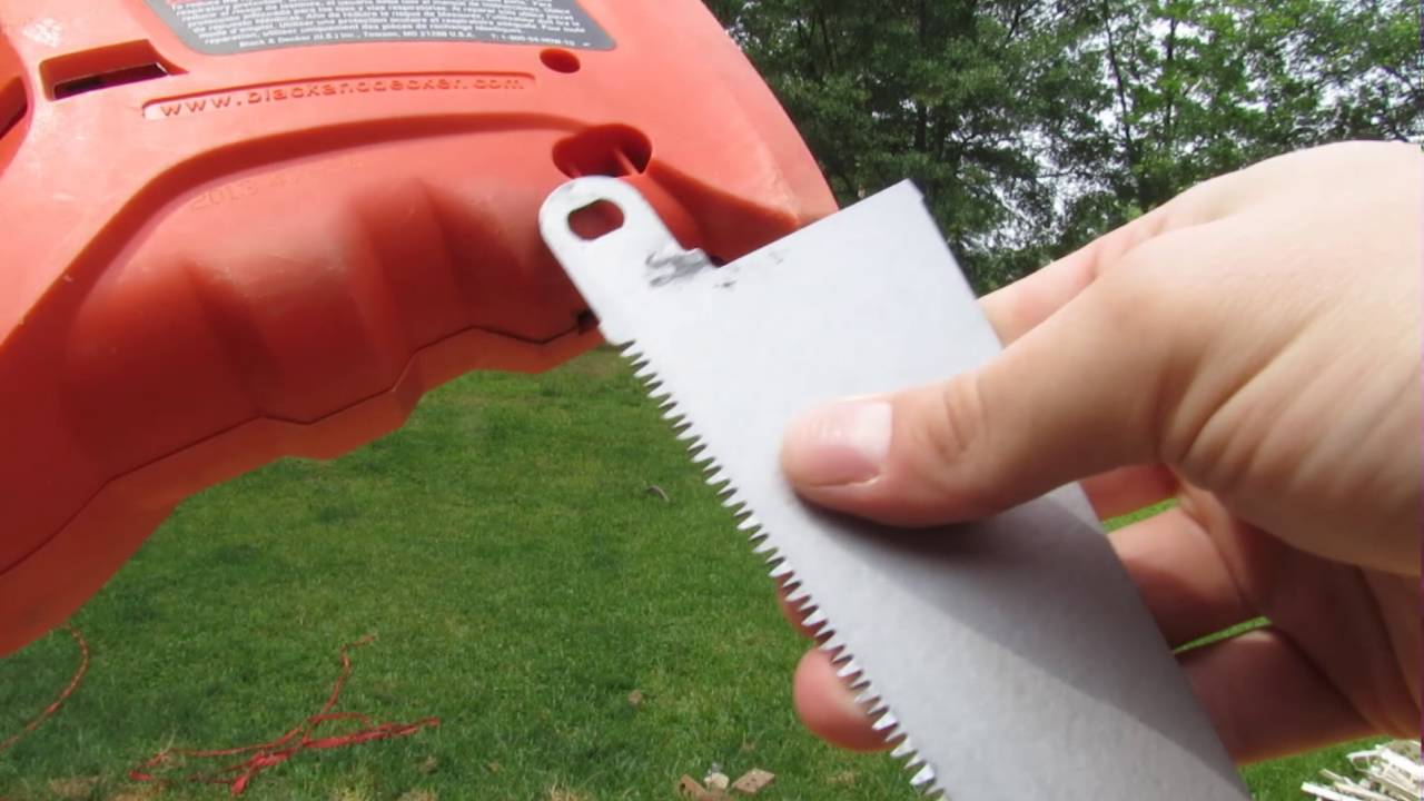Как прикрепить лезвие к ручной пиле Black & Decker