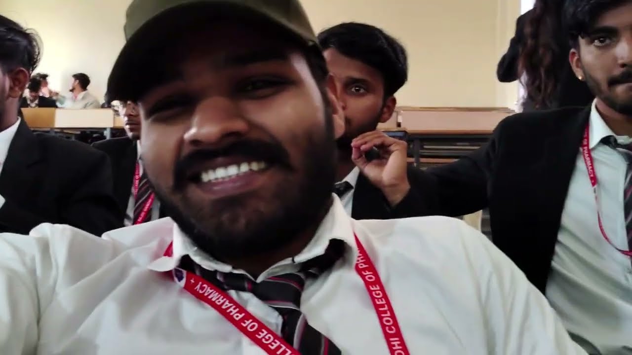 सेमिनार हॉल में फ्रेशर पार्टी का प्रेक्टिस करते हुए कॉलेज में स्टूडेंट 😍