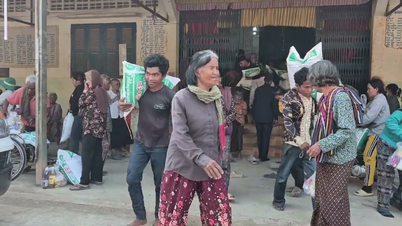 សកម្មភាពបងប្អូនប្រជាពលរដ្ឋនាំយកទេយ្យទានត្រឡប់ទៅផ្ទះវិញក្រោយពីបានទទួលពីលោកម្ចាស់សន្តិបាលោរួច។