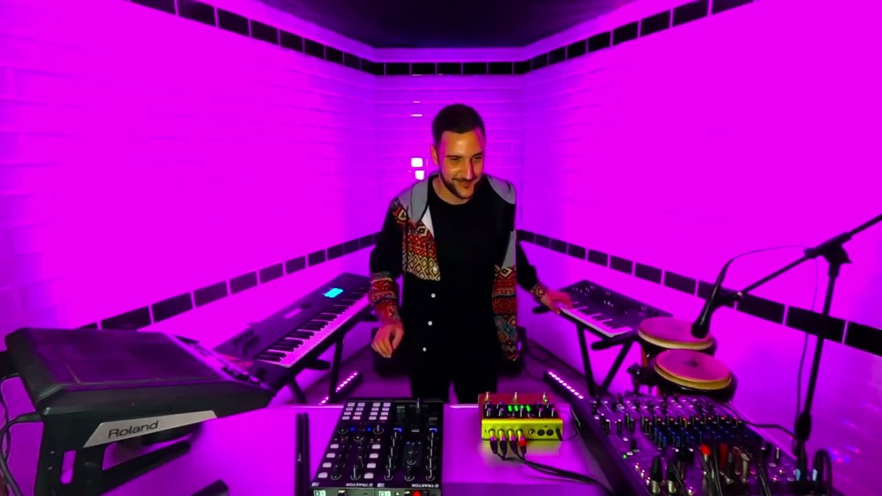 MAX TENROM / 124 BPM - 052 BASS STATION