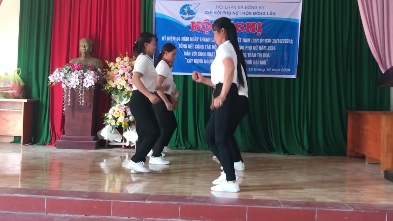 Clb dân vũ thôn Đồng Lân với bài mộng đẹp ngày xưa