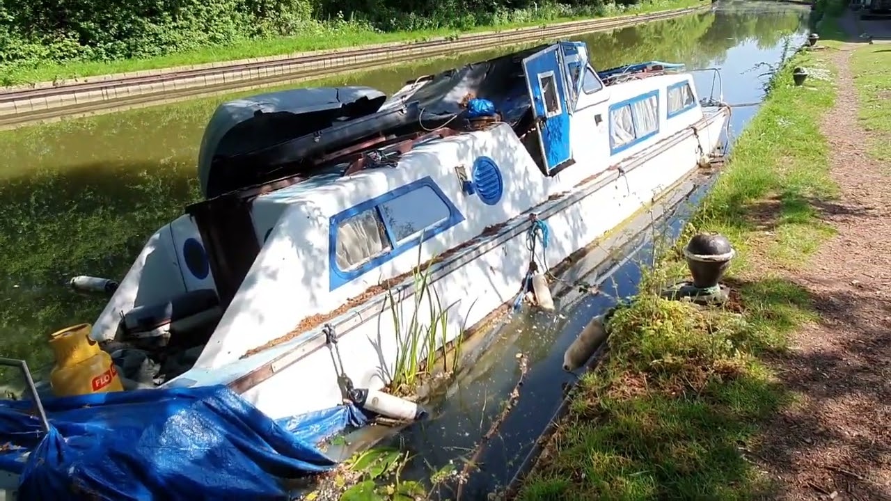 abandoned boat that peartree bridge in #miltonkeynes 19/5/2024