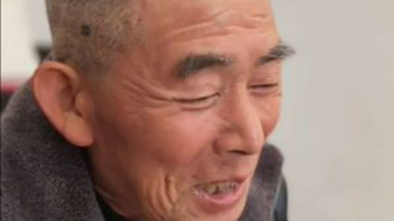 新年新气象，进城过年从头开始，途中我们停了下来，父亲母亲分别剃了头，精气神瞬间好了许多，人也显得年轻起来。一路上我缓慢地开着车，生怕颠簸到他们，更是默默地听着他俩的聊天，话里话外都带着乡土，久违的