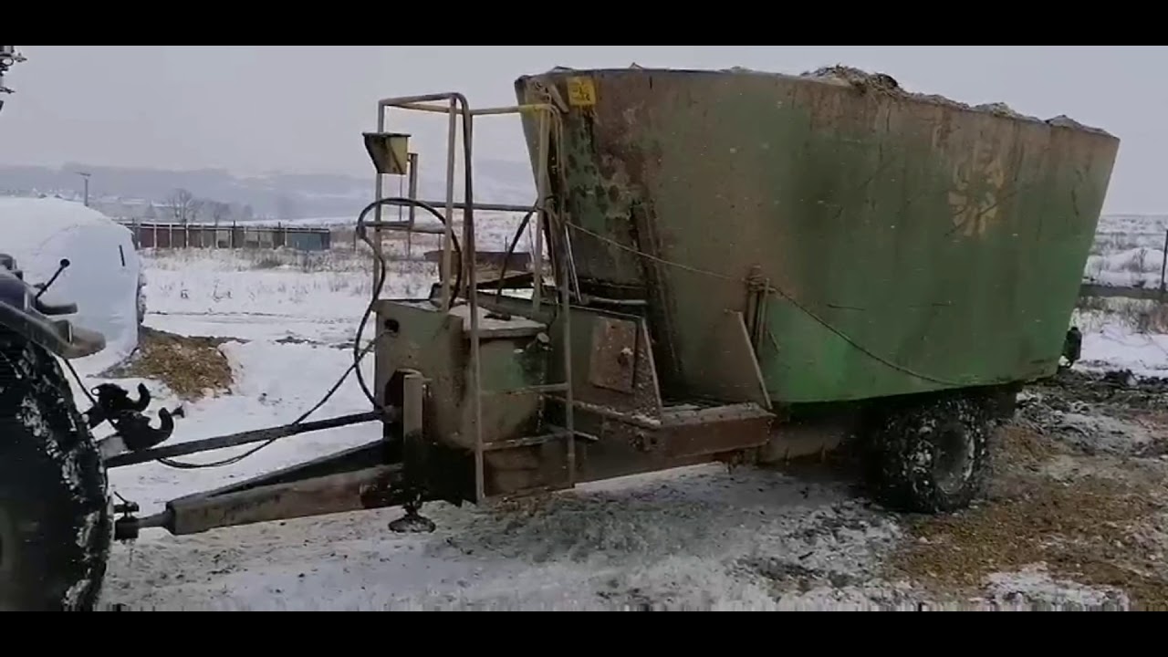 Farmtrac 690DT - práca s kŕmnym vozom