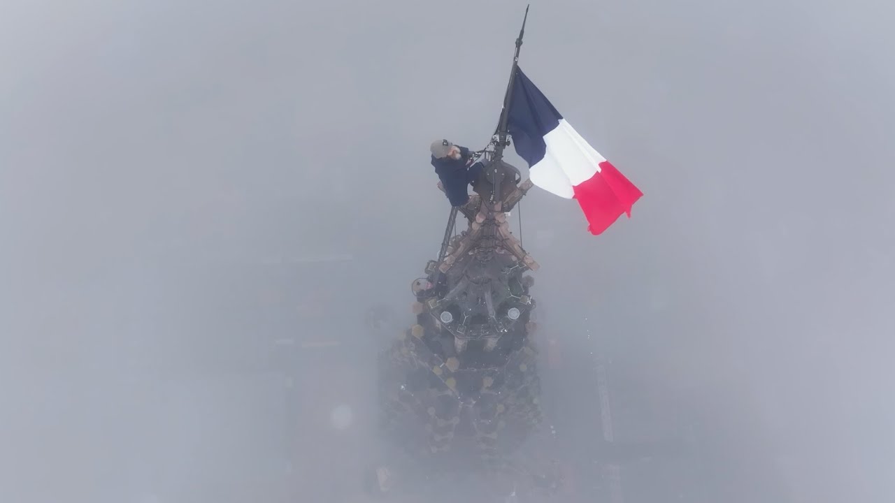 80 ans de la Libération de Strasbourg - Installation du drapeau au sommet de la cathédrale.