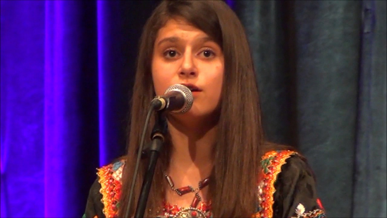 Meriem Si Ahmed, élève d'El Djenadia, chante en kabyle, au concert andalou d'El Djenadia