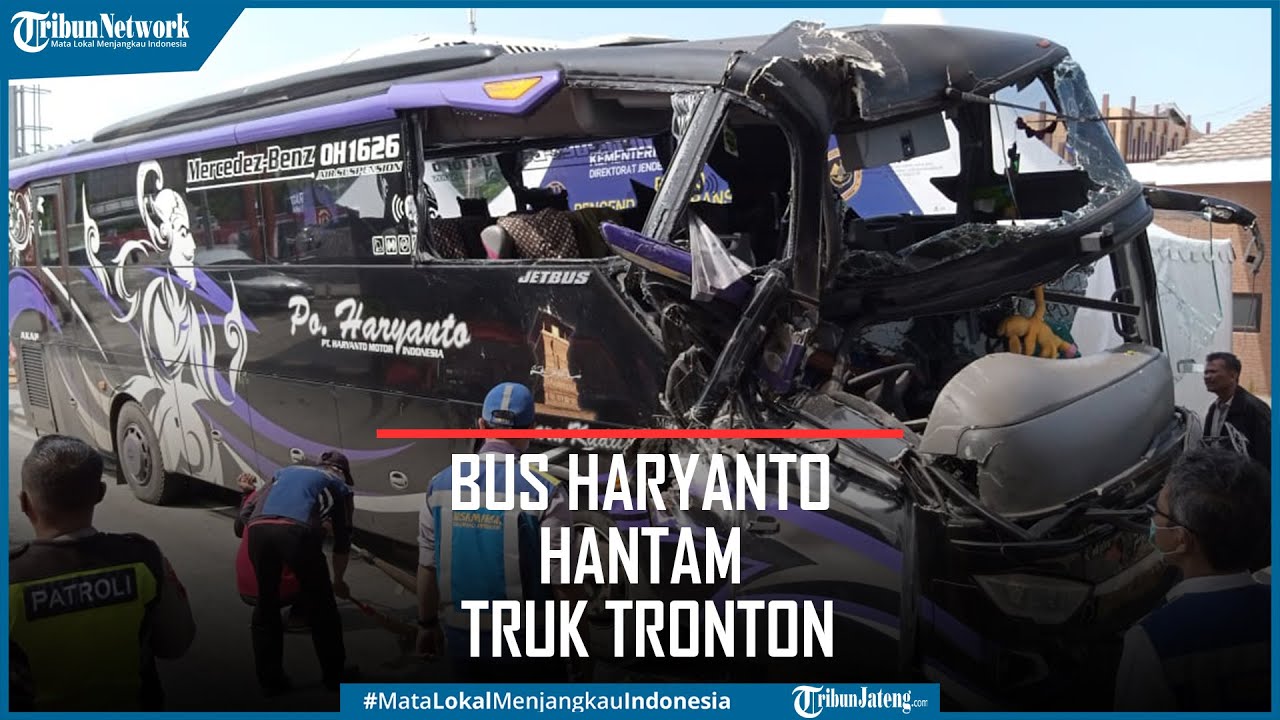 Bus Haryanto Hantam Truk Tronton di Gerbang Tol Kalikangkung Semarang