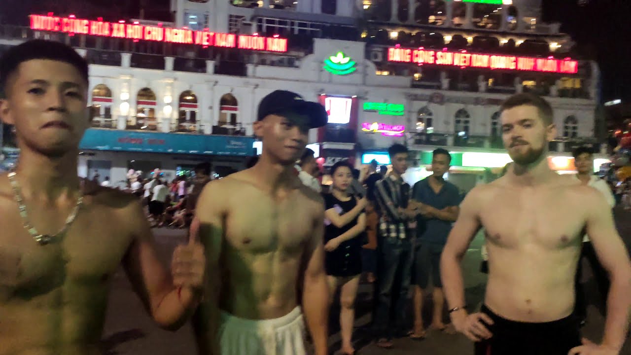 Tập STREET WORKOUT công khai trên phố đi bộ Hà Nội