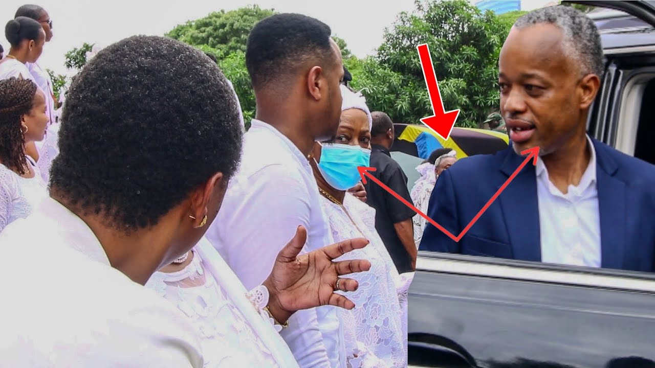 HUZUNI MKE WA LOWASSA NA WATOTO WAKISHUHUDIA JENEZA BABA YAO LIKITOLEWA KANISANI...
