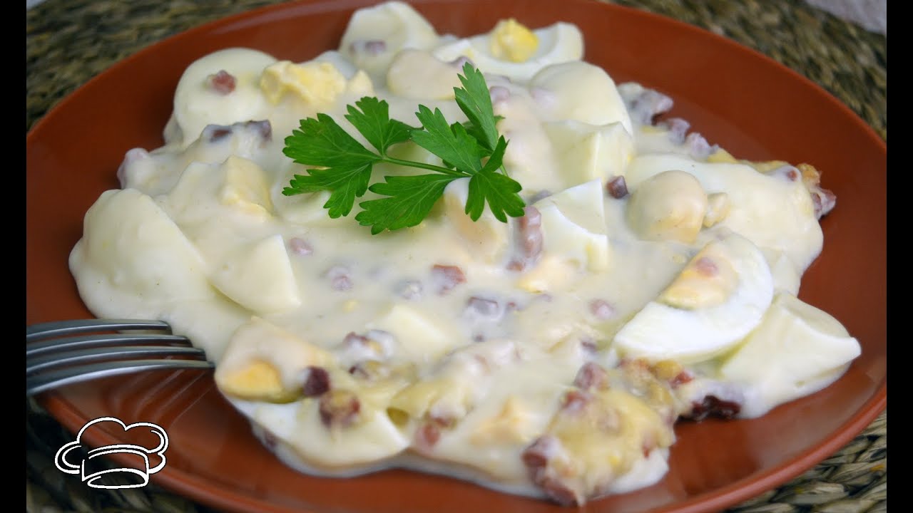 Huevos cocidos gratinados con bechamel, jamón y queso. Javier Romero.