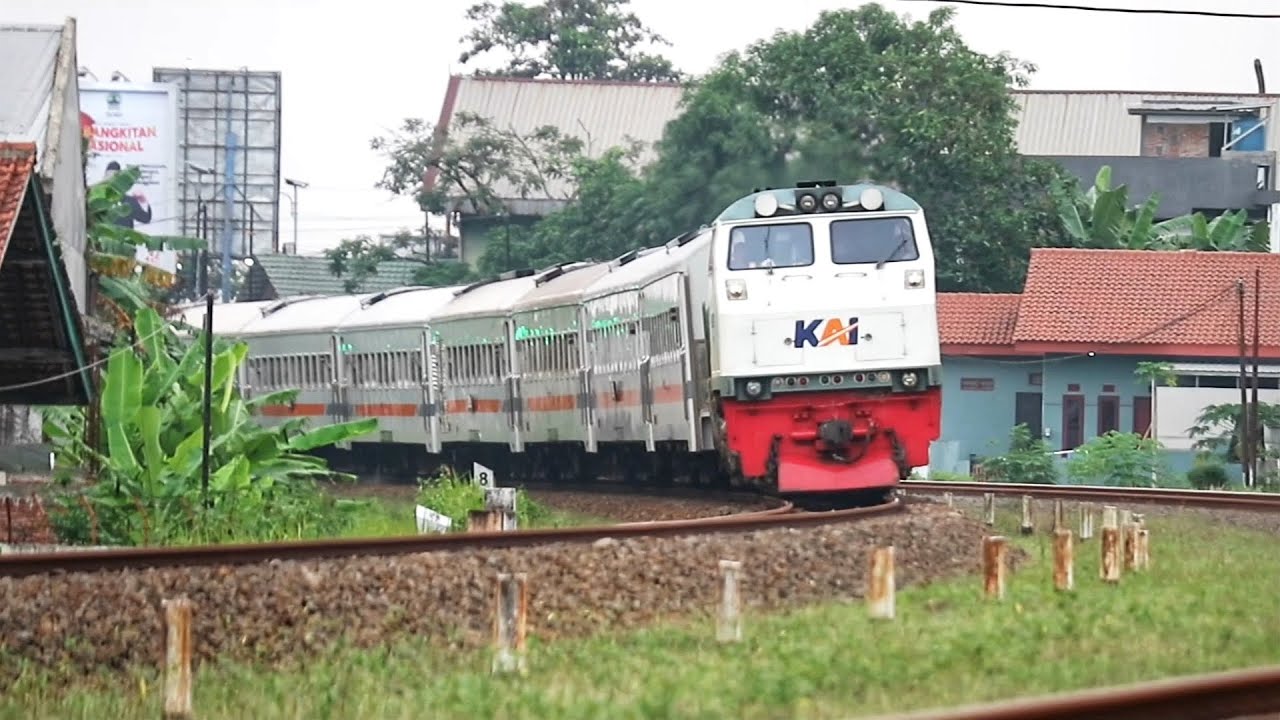 Kereta Api di Sumpiuh Kroya Gombong Ijo Jogja