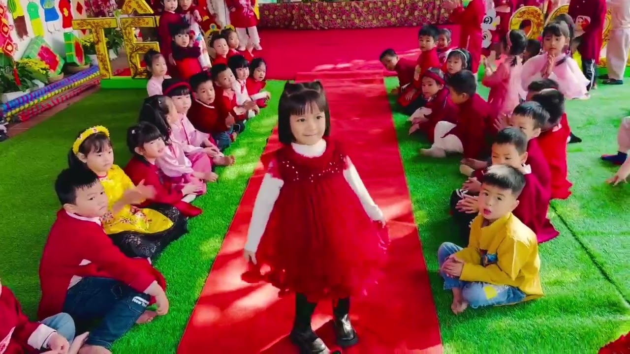 Mỡ Kim ngân cùng các bạn lớp 4 tuổi trường mầm non Yên Định biểu diễn văn nghệ 