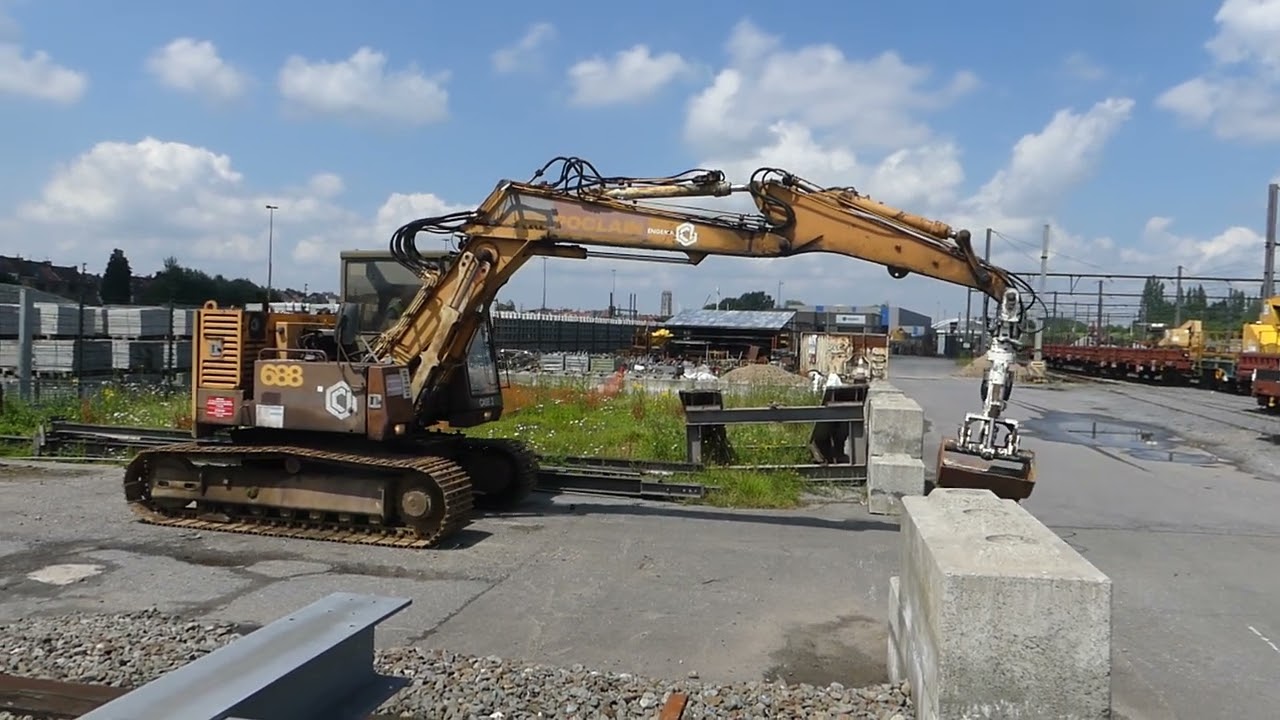 Grue sur chenilles Case Poclain 688 CK