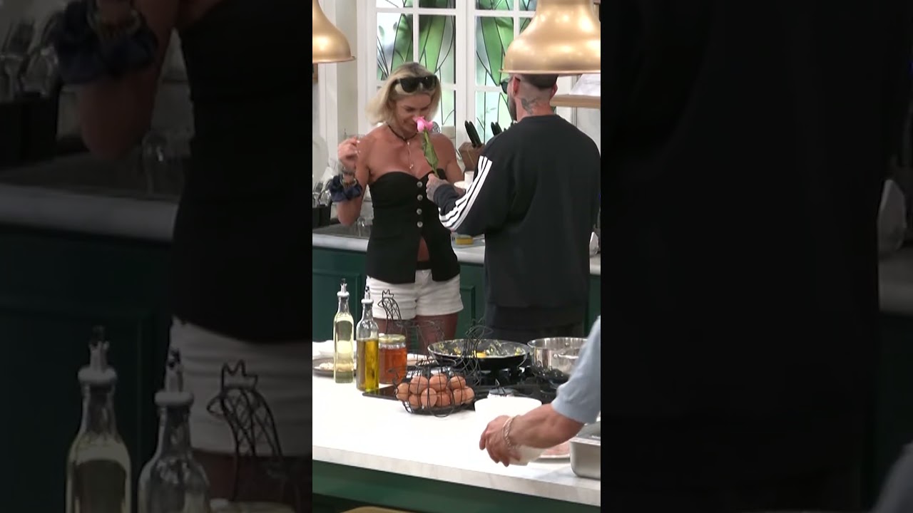 Con un caf&eacute; y una rosa, Mateucci se hizo el gal&aacute;n con Carla Ochoa #elinternadomega