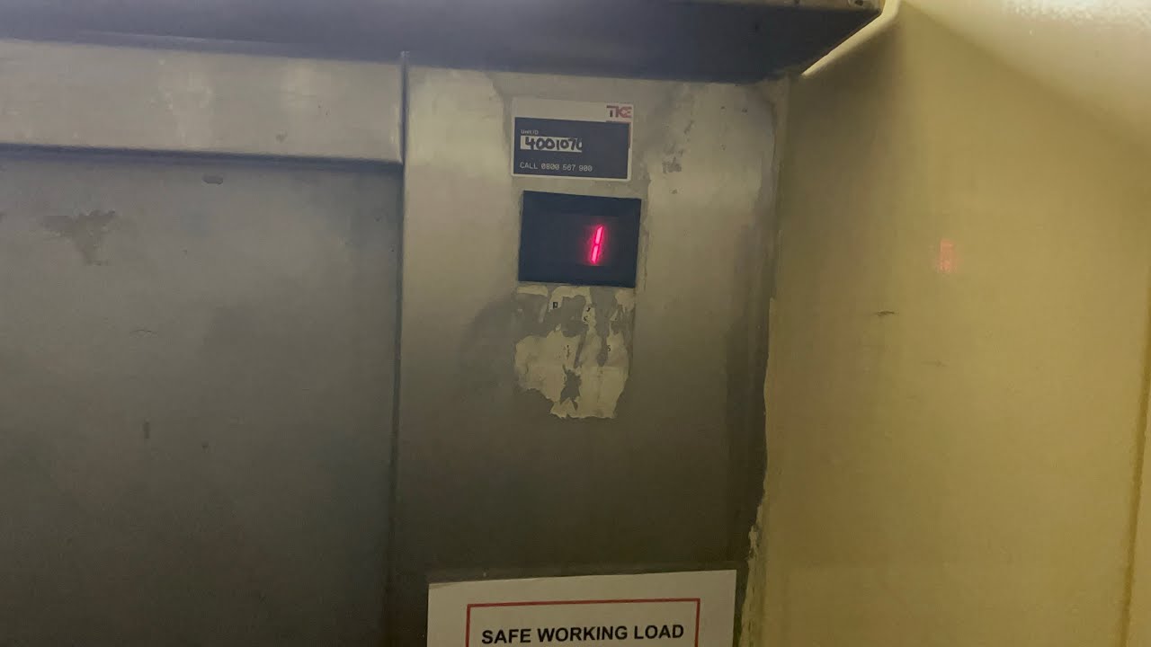LOUD Motor & ANGRY Old 1980s Pickerings Lift in the Stirling Arcade, Stirling