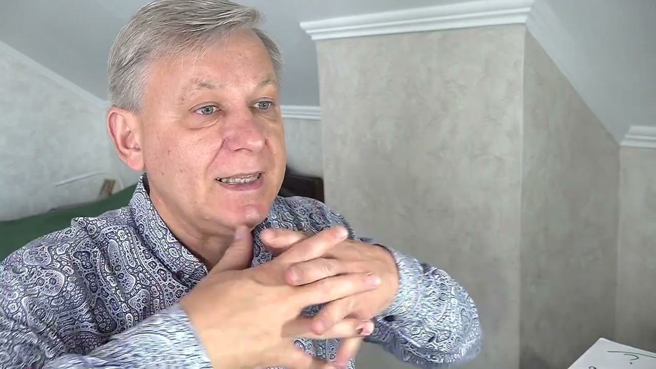 Женщина практикует умирание матери при её жизни. Психолог Азаров