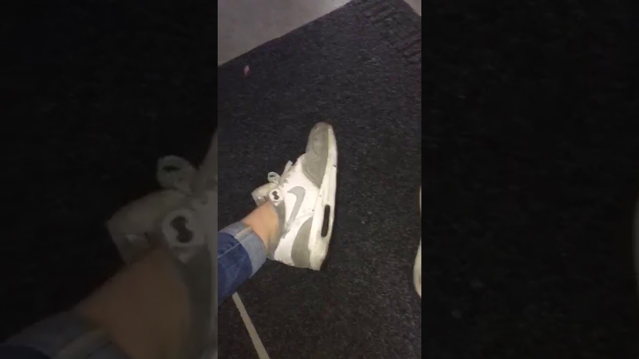 Girlfriend sockless in stinky Nike Airmax