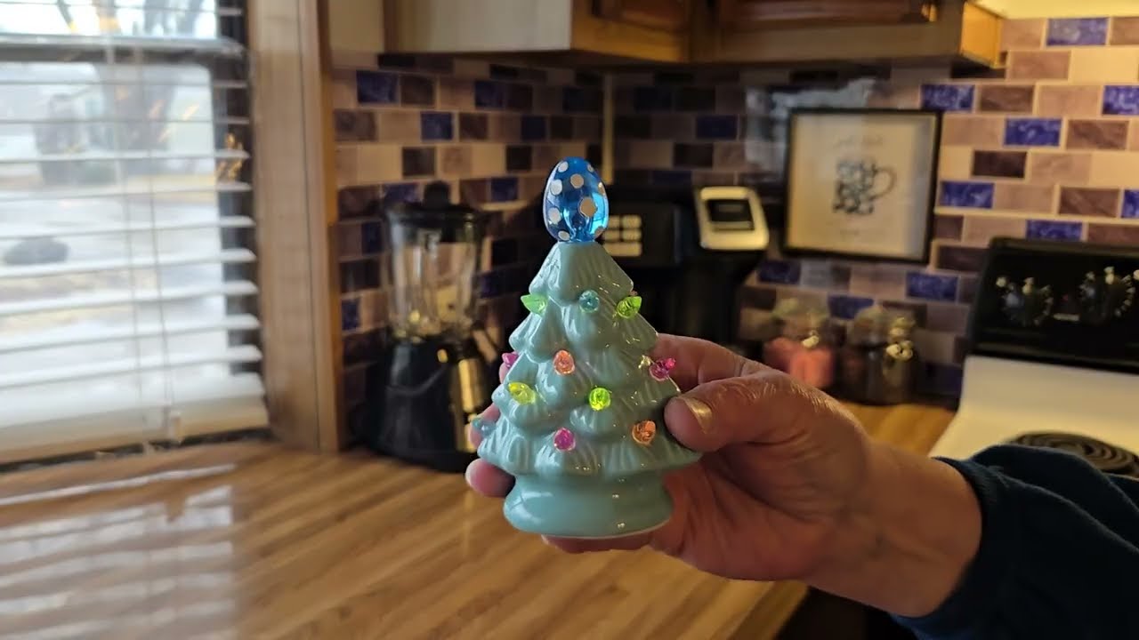 Decorating our Mobile Home's Kitchen for Easter 🐣 💙🌸💙🐣 !