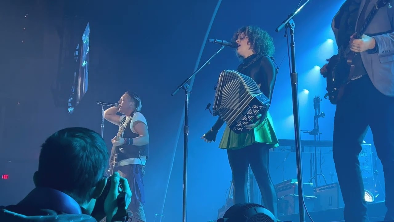 Arcade Fire - No Cars Go (Boston 11-8-22)