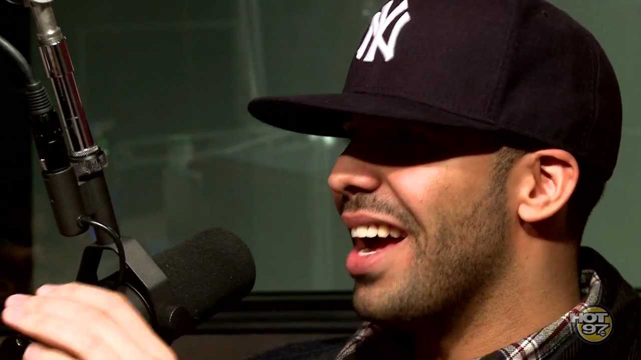 Дрейк заглянул на радиостанцию ​​Hot97 и поговорил с Энджи.