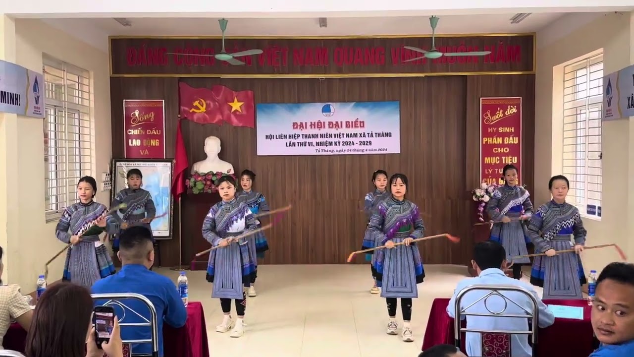Múa gậy xin tiền các bạn dân tộc mông