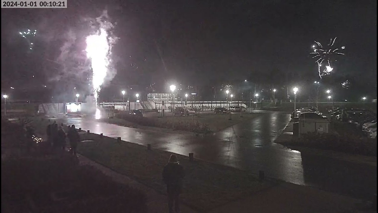 Oud en Nieuw 2023-2024. Vuurwerk over Apeldoorn. Station de Maten