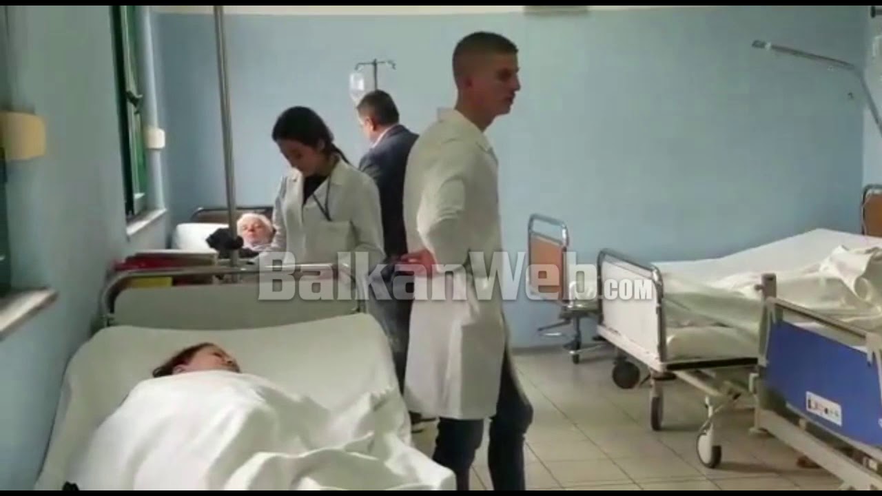 Helmim masiv në një rrobaqepësi në Durrës, 40 punonjëse në spital
