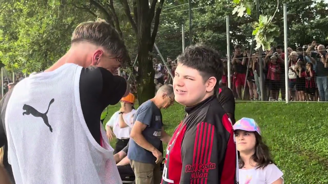 IL COMMOVENTE SALUTO DEL MILAN AI TIFOSI A BORDO CAMPO ❤️🖤