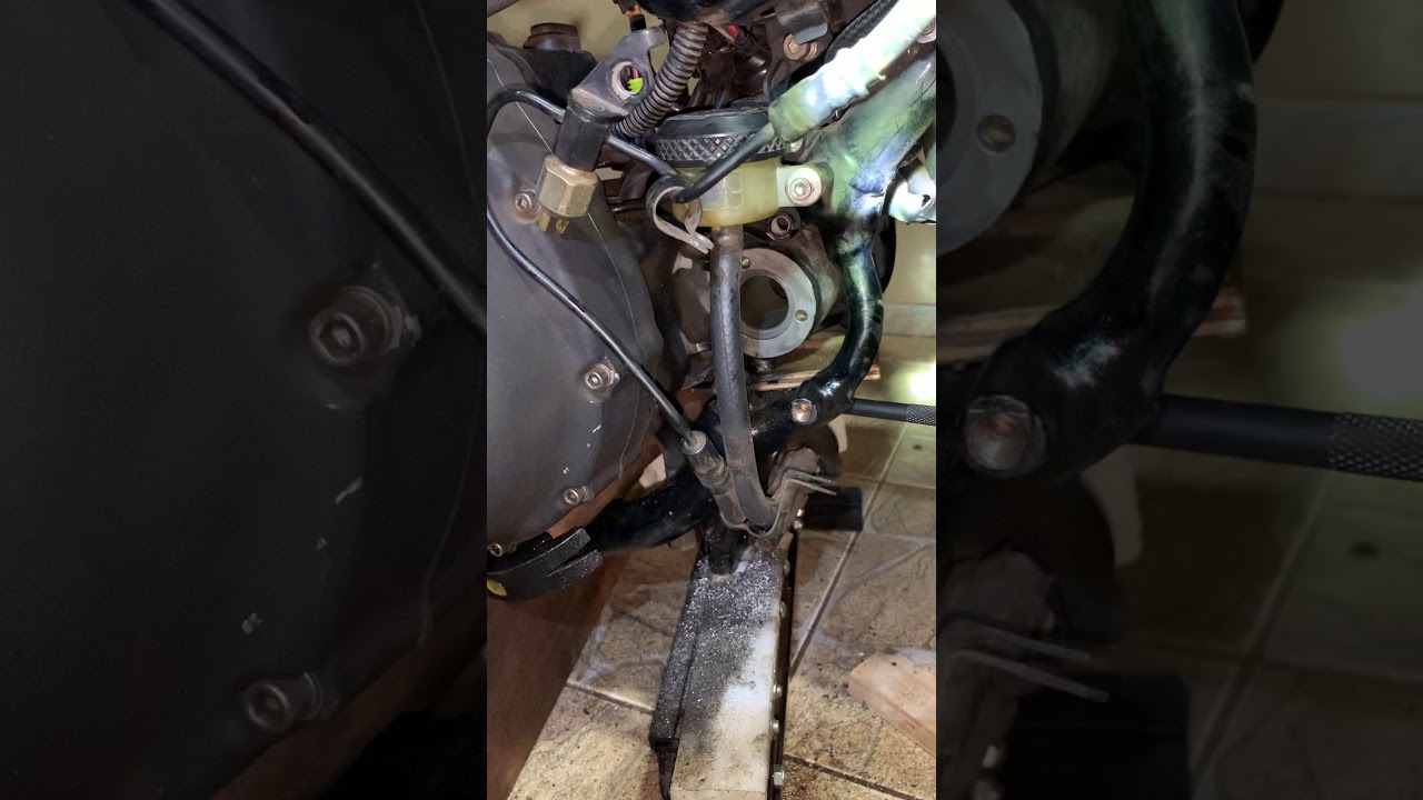 Troca de coxin em uma Sportster 883R