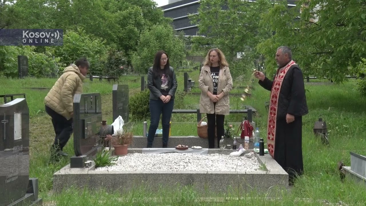 Obeležene Duhovske zadušnice na pravoslavnom groblju u Prištini