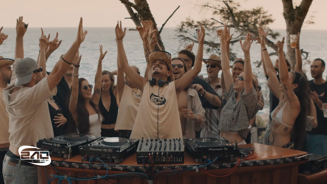 Adrián Mills Summer Throwback DJ Set | Nostalgic Edition