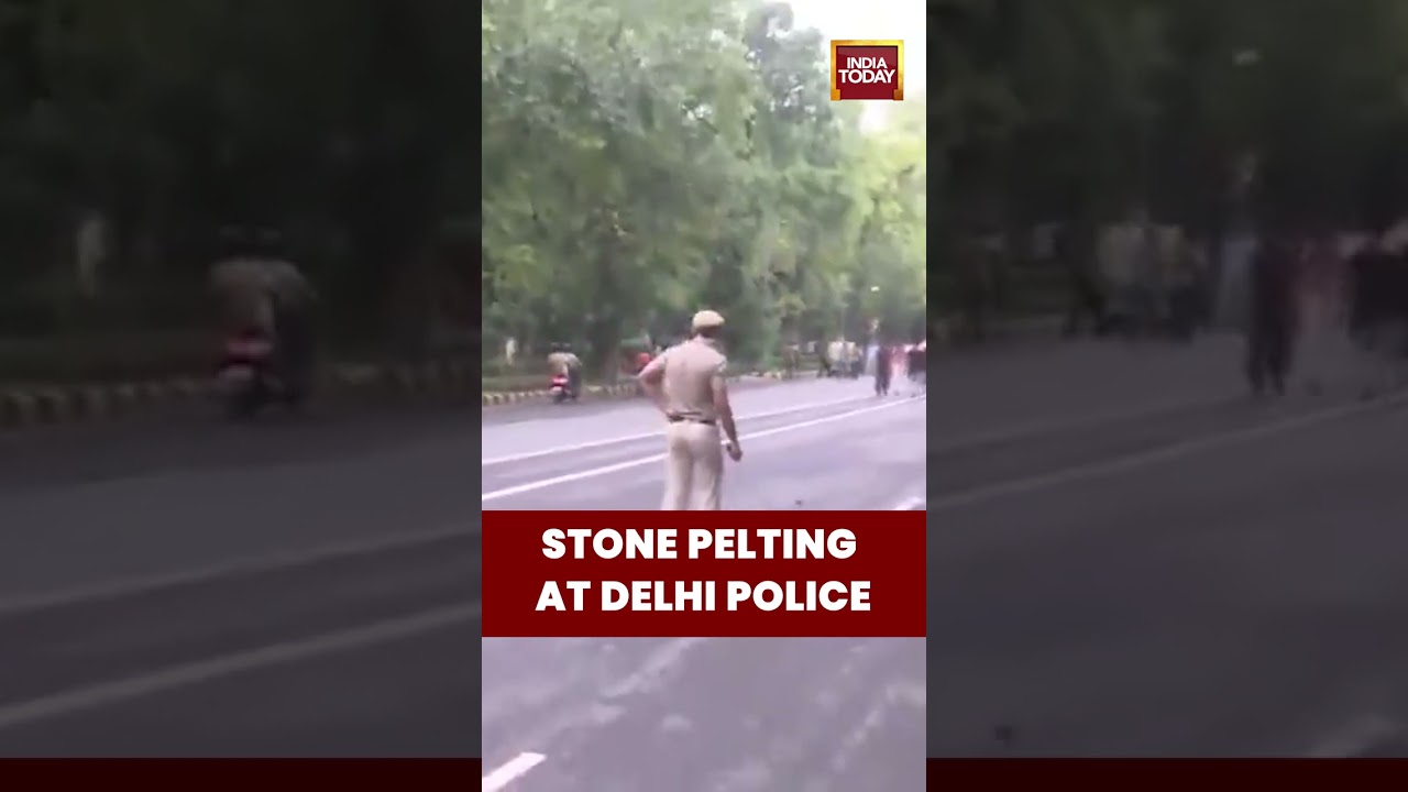 Delhi Protest Turns Tense As Stones Pelted At Police Personnel Near Feroz Shah Road #shorts