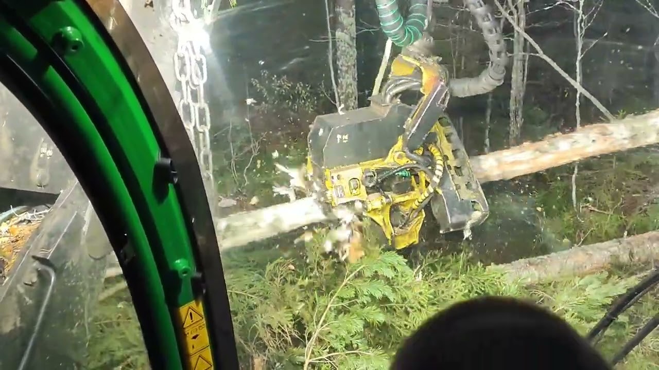 Risukkoista ja järeää avohakkuuta. Pahamoka sunnuntai iltana. John Deere E ja harvesteripää 413