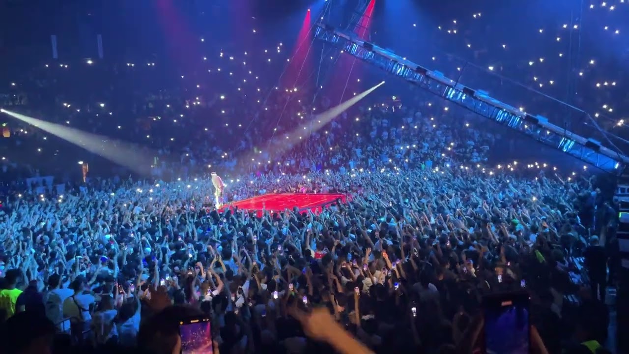 Sfera Ebbasta-Visiera a becco LIVE MEDIOLANUM FORUM (Famoso Tour)