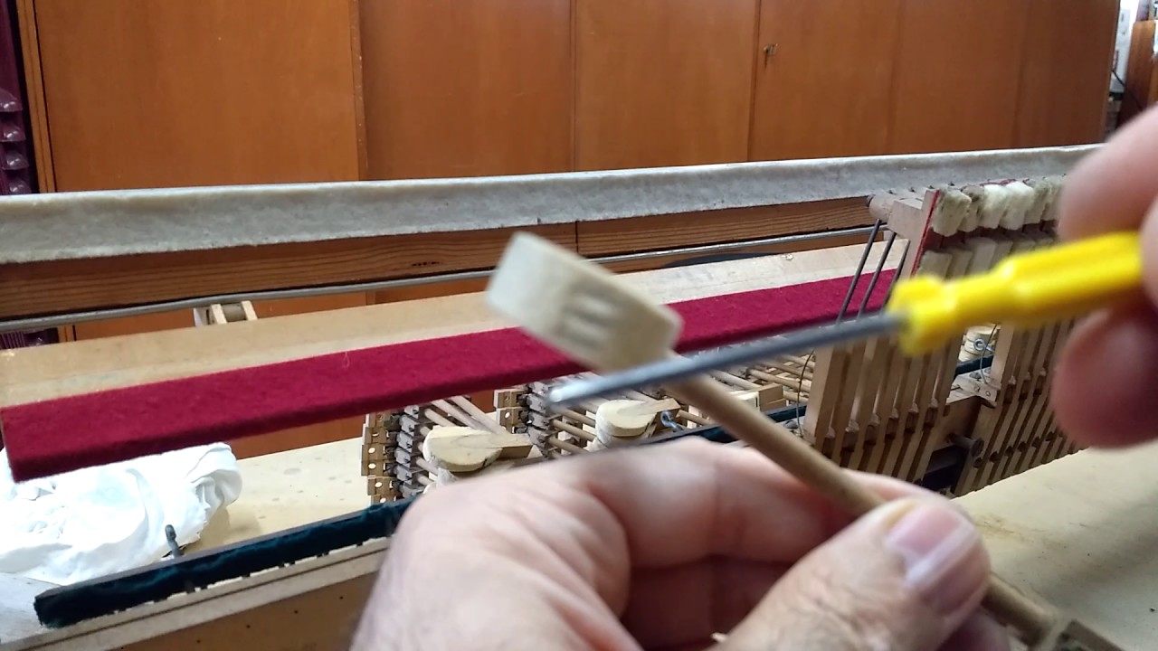 Reparación y mantenimiento de la máquinaria piano vertical.