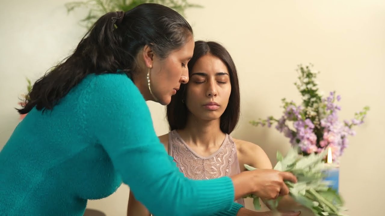 Susurros y masaje ASMR de Doña Esperanza, limpia energética y juego de cabello pa relajarse y dormir