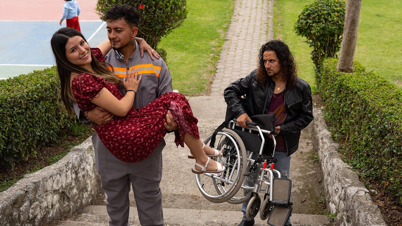 Ayudó a una mujer en silla de ruedas sin imaginar cómo cambiaría su destino