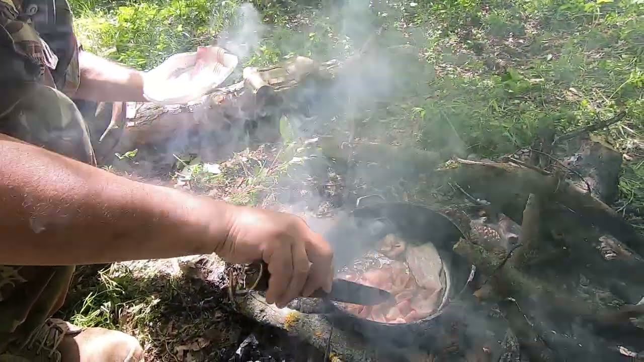 სატაცურის მომზადება ტყეში, ბეკონითა და კვერცხითPreparation of nature  Asparagus. Georgia