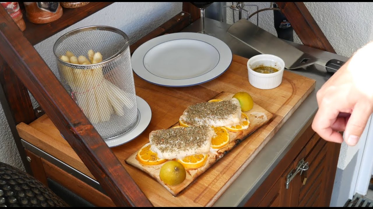 Cedar plank cod on oranges with white asparagus - Roettgen Braai Master